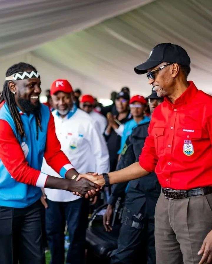 Umuhanzi  @lionel_sentore yishimiye guhura na Minisitiri w'Ububanyi n'Amahanga n'Ubutwererane, Amb. Olivier Nduhungirehe.