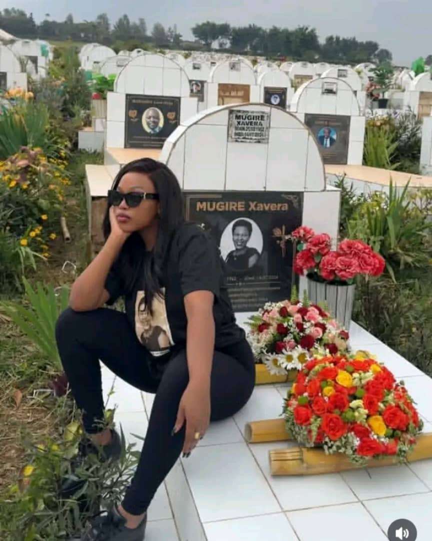 Umunyamakuru wacu Bianca Baby yazirikanye umubyeyi we (Mama) umaze umwaka yitabye Imana..